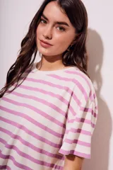 Remera de algodón blanca con rayas horizontales color lavanda, de corte recto y mangas cortas.