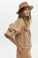 Campera de denim color camel, con diseño boxy, mangas abullonadas y volados frontales decorativos.