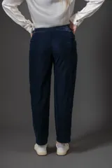 Pantalón de terciopelo color azul marino, de corte recto y tiro alto, con bolsillos laterales y trabillas para cinturón.