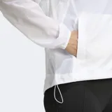 Campera de running Adidas blanca con cierre frontal, cuello alto y tres rayas negras en los hombros. Cuenta con bolsillos con cierre, dobladillo ajustable y es plegable con tira para transportar.