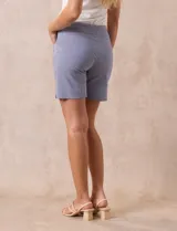 Short de gabardina a rayas verticales azules y blancas, marca Zac & Rachel, con bolsillos delanteros aplicados y cintura elástica.