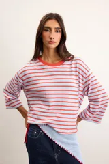 Remerón de algodón a rayas horizontales celestes y rojas, con silueta oversize, cuello redondo y mangas 3/4.