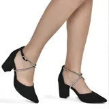 Zapato de vestir Via Marte modelo Oriane, color negro, con taco cuadrado, punta fina y tiras cruzadas con apliques de strass en el empeine y tobillo.