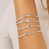 Pulsera rígida abierta de plata 925 con piedra luna central en forma de gota.