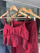 Top corto color bordó, con tirantes finos y volados en el bajo.
