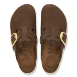 Zuecos Birkenstock modelo Boston Big Buckle de gamuza color marrón, con una gran hebilla metálica dorada ajustable y suela anatómica de corcho y caucho.