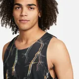 Musculosa Nike reversible de color gris con estampado gráfico dorado en el pecho y etiqueta decorativa en el borde inferior.