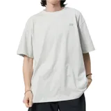 Remera de manga corta New Balance Athletics, color gris jaspeado, con corte holgado y logo pequeño bordado en el pecho.