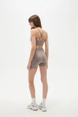Short deportivo de calce ajustado, confeccionado en tejido de punto sin costuras con efecto melange.