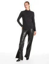 Blusa de cuello alto y manga larga, confeccionada en tejido suave con apliques de strass distribuidos en el frente y las mangas.