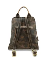 Mochila Hush Puppies modelo Saba de cuero color marrón con efecto avejentado, asa superior y tiras de flecos decorativos en los cierres laterales.