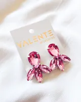 Aros colgantes con forma de flor, con cristales rosados engarzados en metal plateado.