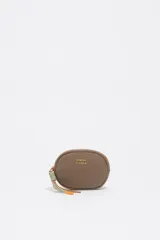 Monedero de forma ovalada marca Bimba y Lola, confeccionado en nylon color beige con detalles en verde oliva en el cierre y logo metálico dorado en el frente.