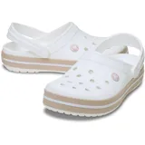 Zuecos Crocs modelo Crocband™ en color lila claro con plataforma blanca y una línea decorativa morada. Presentan el diseño clásico con orificios de ventilación y tira trasera ajustable.