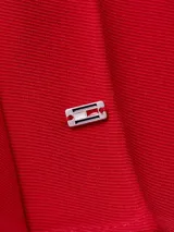 Falda midi plisada color rojo con cintura elástica con logo de la marca.