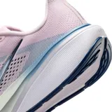 Championes Nike Pegasus 42 para running, color negro con detalles en blanco. Incorporan unidad Air Zoom de largo completo y entresuela ReactX para una amortiguación suave y retorno de energía.