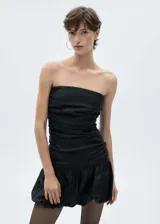 Vestido corto de estilo globo con diseño palabra de honor, cuerpo drapeado entallado y falda con volumen. Confeccionado en tejido satinado con forro interior y cierre de cremallera en la parte posterior.