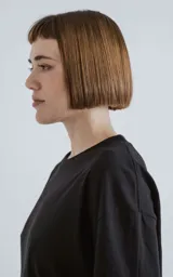 Remerón negro de corte extra oversize con hombros caídos, cuello redondo rib al tono y doble costura. Confeccionado en algodón premium americano suave.