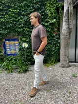 Pantalón de jean color hueso, corte recto y tiro medio.