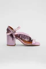 Sandalias de cuero marrón con tiras finas, cierre con hebilla y detalle de flecos con cuentas en el tobillo.