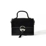 Cartera de mano negra con asa rígida superior, cierre metálico plateado y correa larga desmontable.