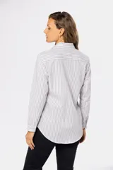 Camisa de manga larga con rayas verticales grises y blancas, corte holgado y bolsillo en el pecho.