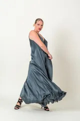 Vestido largo color gris plateado, de viscosa, con breteles finos y corte acampanado.