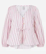 Blusa de tricolina con estampado de rayas verticales en color blanco y rosado. Presenta cuello en V, cierre frontal con botones, mangas 3/4 abullonadas y un lazo ajustable en la cintura.
