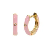 Par de aros dorados pequeños con forma de argolla, recubiertos en esmalte rosa y con un pequeño strass incrustado.