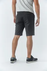 Bermuda tipo chino de gabardina texturizada, con diseño de cinco bolsillos, cierre de cremallera y botón frontal.