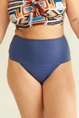 Bombacha de bikini de tiro alto color azul, con faja reductora en la zona abdominal.