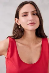 Musculosa verde militar de algodón peinado con corte ajustado.