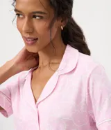 Pijama corto de viscolycra rosa con estampado de Hello Kitty, compuesto por una camisa de manga corta con botones y cuello solapa, y un short a juego.