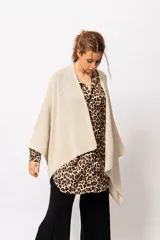 Ruana abierta color beige de tejido de punto con lurex.