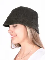 Gorro tipo bucket de pana color verde oscuro, con ala corta hacia abajo.