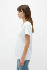 Remera de manga corta con escote en V, confeccionada en algodón con diseño de rayas horizontales en tono azul marino y blanco.