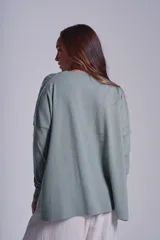 Sweater negro de punto con diseño de ochos, cuello redondo y mangas largas.