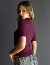 Buzo Philosophy de tejido acanalado color borgoña, con cuello alto y mangas cortas.