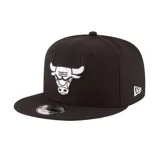 Gorra New Era modelo 9Fifty, color negro con el logotipo bordado de los Chicago Bulls en la parte frontal en color blanco. Cuenta con visera plana y cierre ajustable en la parte trasera.
