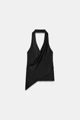 Top de satén con cuello halter, diseño drapeado en el frente y bajo asimétrico. Presenta espalda descubierta y cierre con lazada en el cuello.