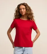 Remera básica de cuello redondo y manga corta, confeccionada en algodón peruano de alta calidad. Presenta un diseño liso y versátil, ideal para uso diario.