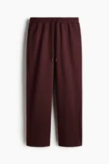 Pantalón de jogging de corte estándar confeccionado en tejido de punto pesado, con cintura elástica ajustable mediante cordón, bolsillos laterales y diseño de pierna recta.