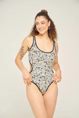 Malla entera de lycra estampada con motivos florales en tonos celeste, amarillo y rosa, con breteles finos negros y espalda cavada.