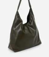 Cartera hobo grande de poliuretano color verde militar, con diseño slouchy, base estructurada y una única asa larga para llevar al hombro. Cuenta con cierre de botón a presión y amplio compartimento interior.