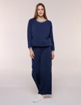 Pantalón jogger azul marino de corte recto y ancho, confeccionado en modal. Presenta pretina elastizada, bolsillos tipo cargo en los laterales y costuras verticales decorativas.
