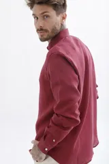 Camisa de lino color crudo, de manga larga y corte clásico.