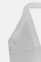 Top de tejido elástico con diseño de bandas horizontales, cuello halter y profundo escote en V.