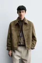 Cazadora regular fit color verde militar, confeccionada en tejido efecto ante. Presenta cuello solapa, manga larga, bolsillos de vivo en la cadera y cierre frontal de botonadura.