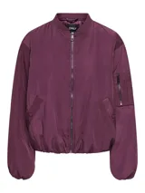 Campera bomber oversize color mauve wine, con cuello estilo baseball, cierre frontal con cremallera, bolsillo lateral y un bolsillo con cierre en la manga. Confeccionada en tejido plano con forro de poliéster.