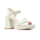 Sandalias de vestir Korium Nerea color blanco con plataforma y taco ancho. Tiras cruzadas en el empeine y pulsera con hebilla al tobillo.